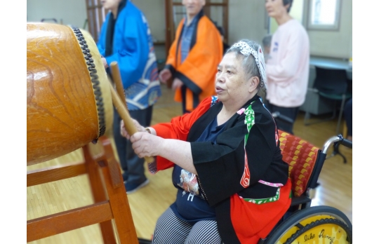 盆踊りにて太鼓を叩いてくれた車椅子の女性利用者様