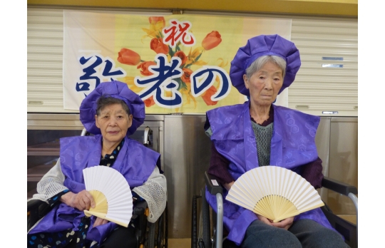 敬老会でお祝いを受けた女性利用者様たち