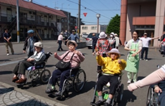 外で体操をしている様子です